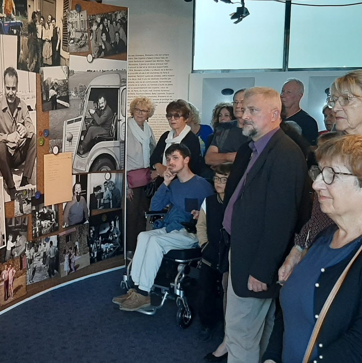 Visite guidée de Jeanne Corporon devant du public à l'Espace Georges Brassens