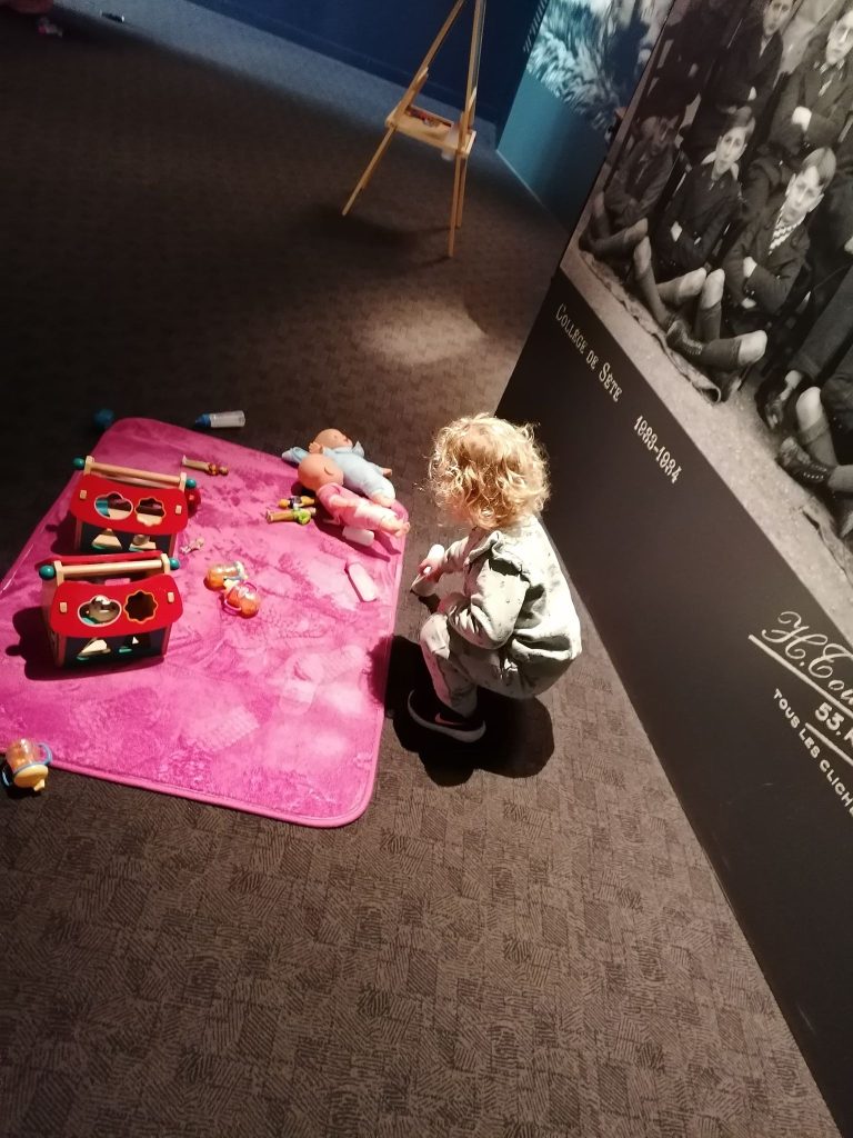 Un enfant dans l'Espace Georges Brassens