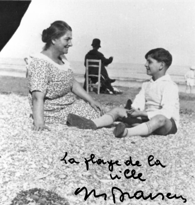 Fonds Henry Delpont - Georges Brassens et sa mère à  la plage dite du "Kursaal"