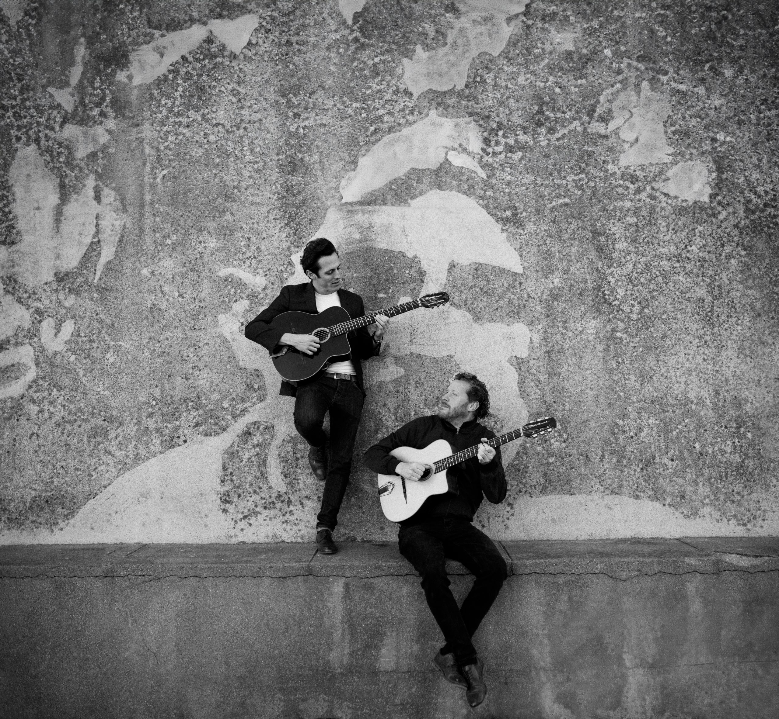 Photo en noir et blanc d'Arthur Anelli et Symon Savignoni