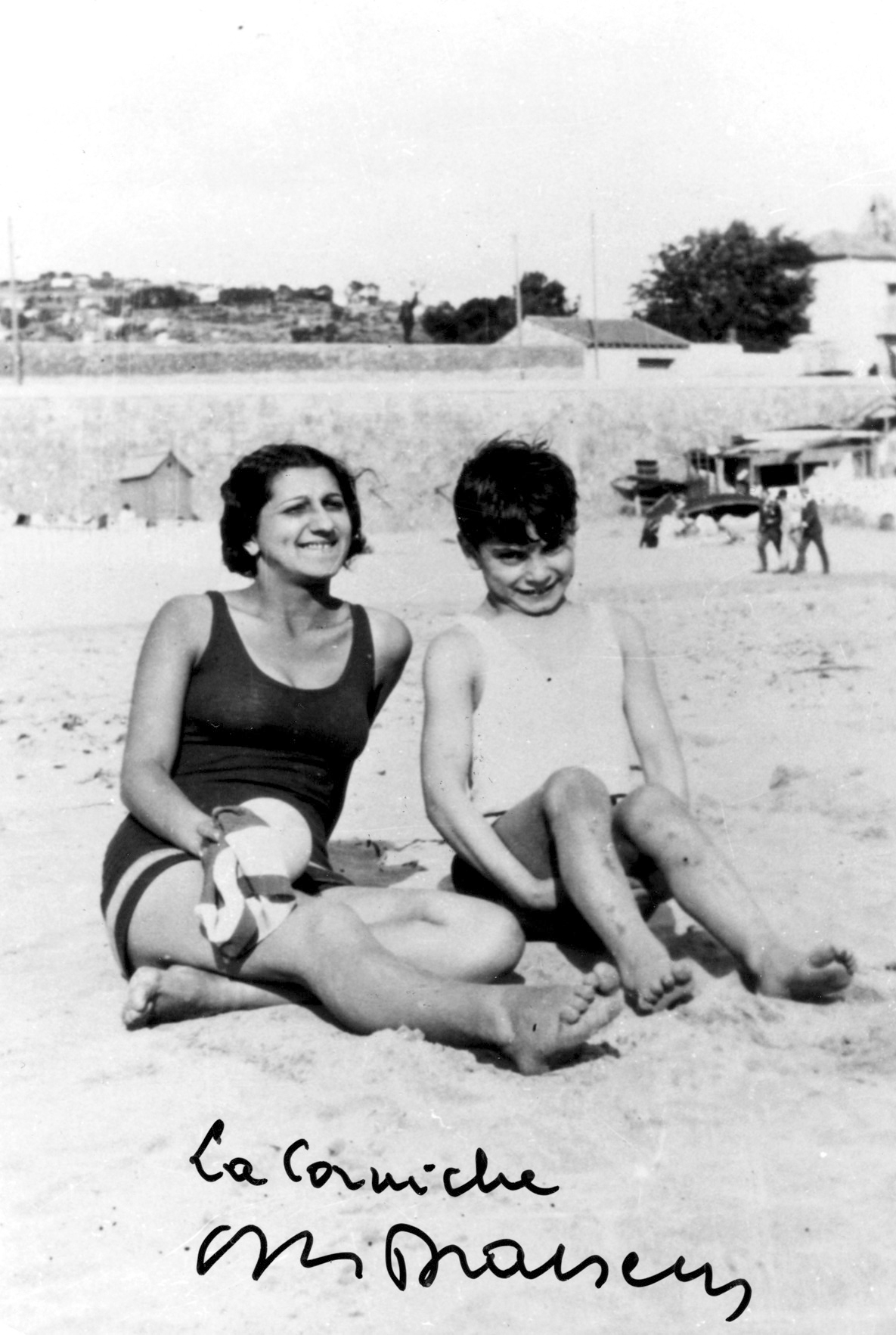 Georges Brassens et sa sœur Simone sur la plage du Lazaret, à la Corniche.