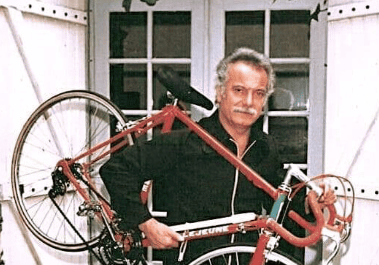 Georges Brassens porte un vélo de course rouge