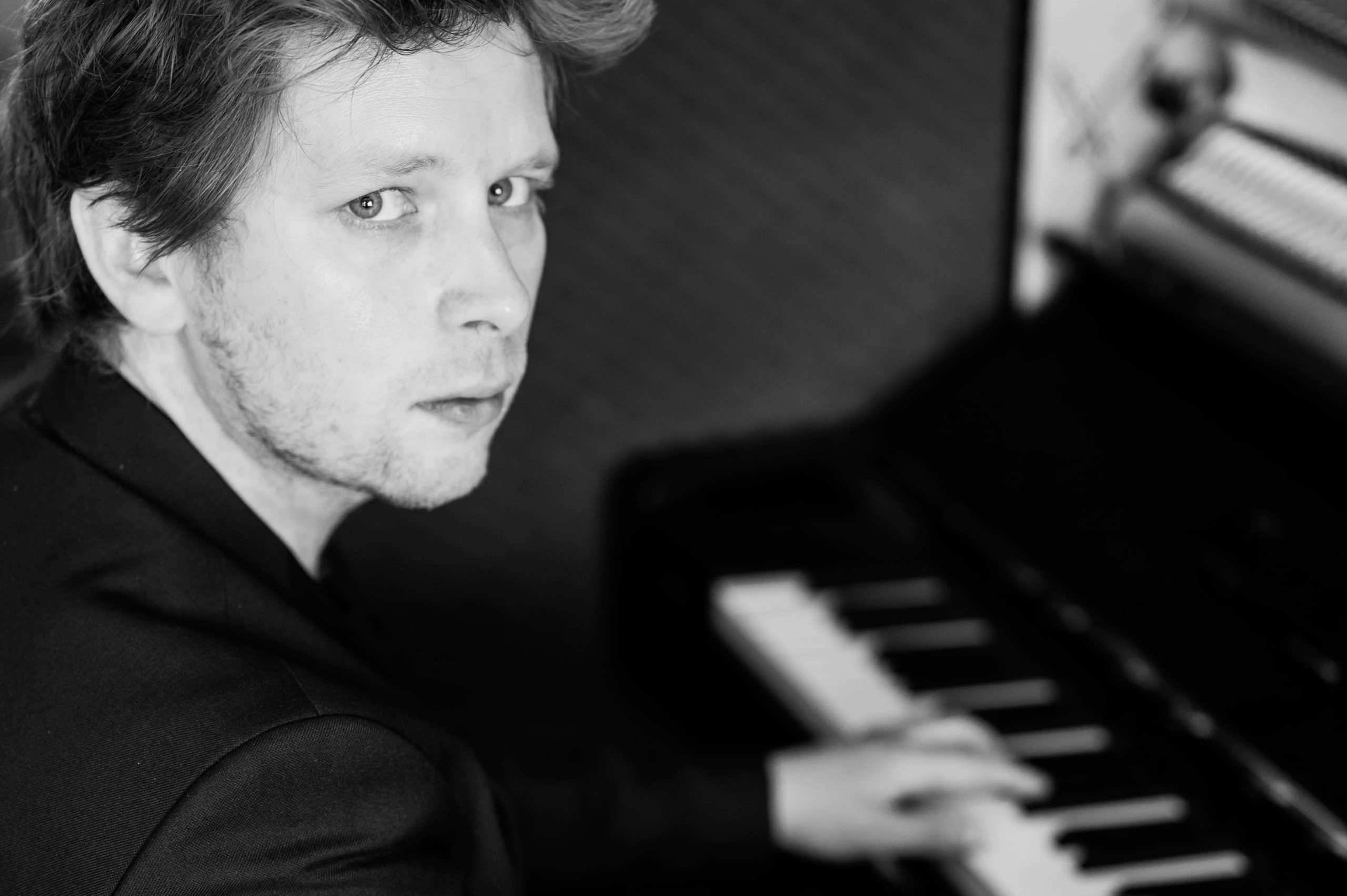Photo en noir et blanc d'Olivier Terwagne au piano