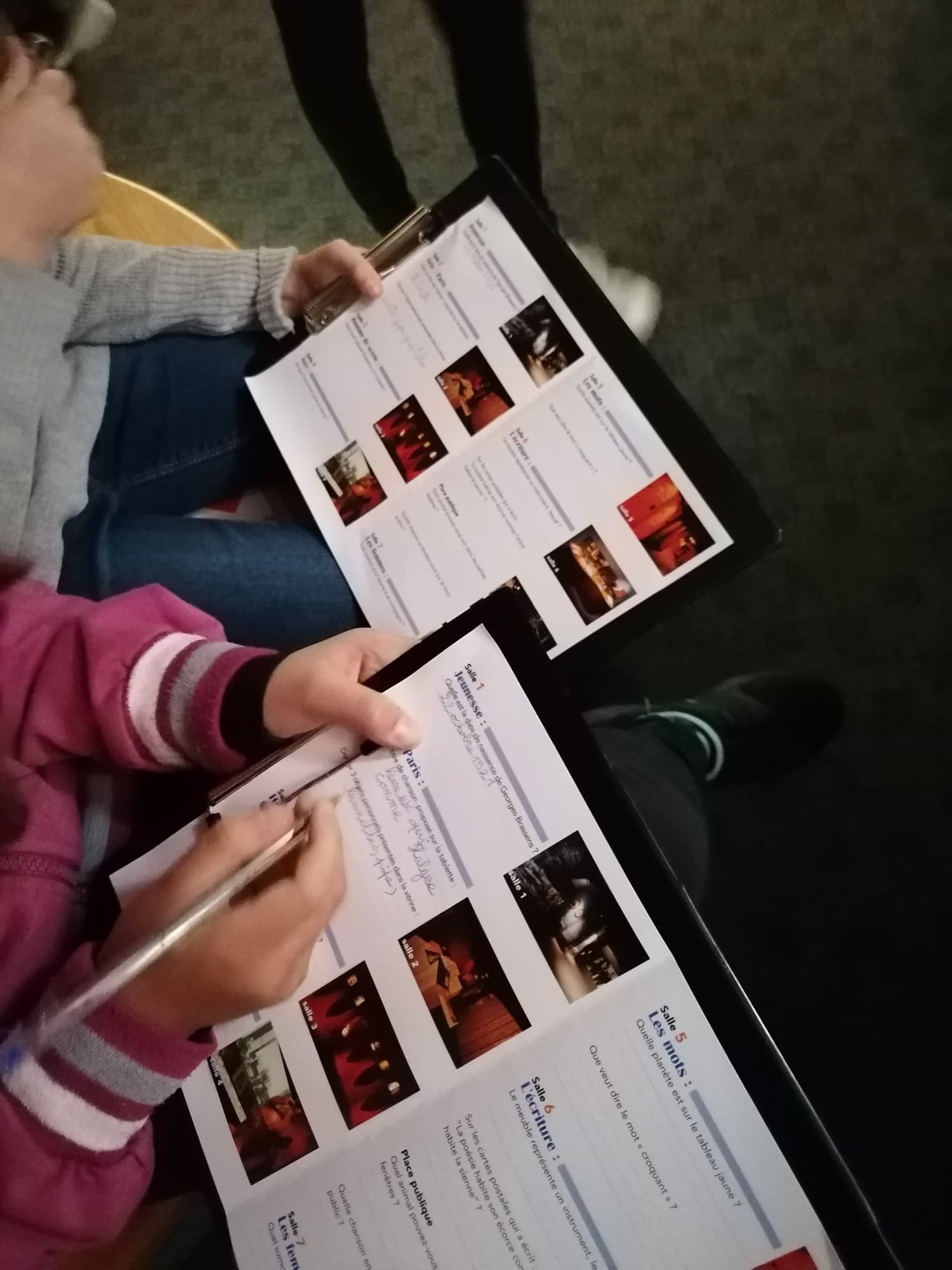 Mains d'enfants qui complètent un questionnaire