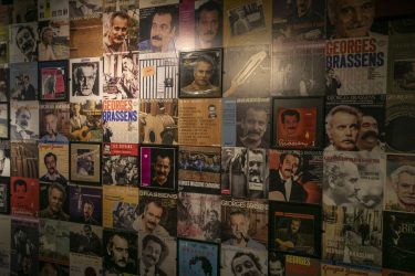 Mur avec les pochettes de disques de la scénographie de l'Espace Georges Brassesn