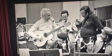 Photographie de Georges Brassens en noir et blanc avec de joueurs de Jazz