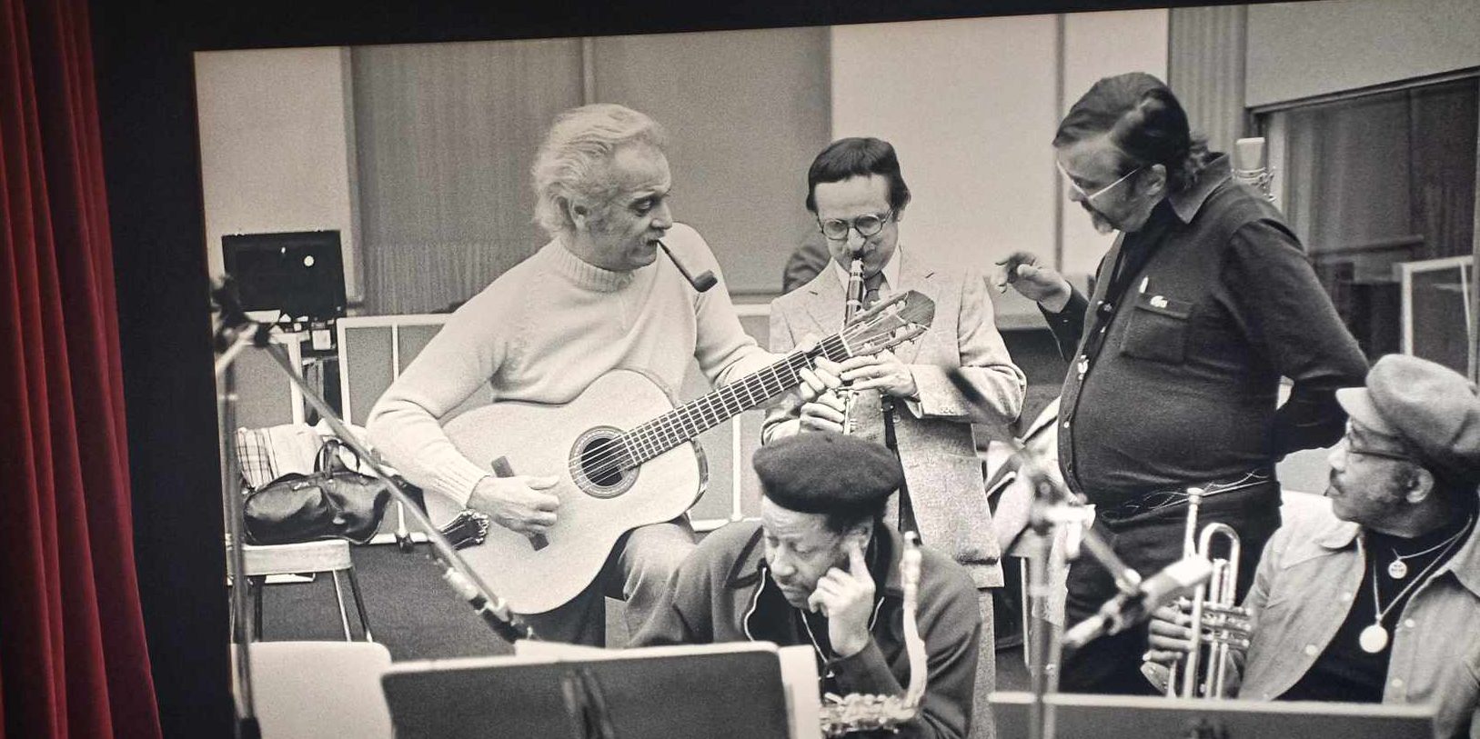 Photographie de Georges Brassens en noir et blanc avec de joueurs de Jazz