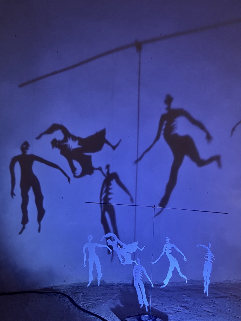 Vue de figures humaines suspendues avec les ombres