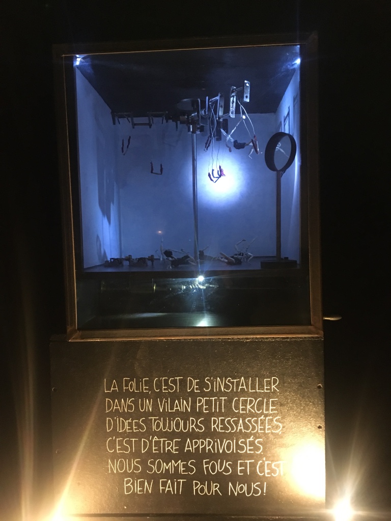 vue d'une boîte cinétique inspirée par l'univers du cirque.