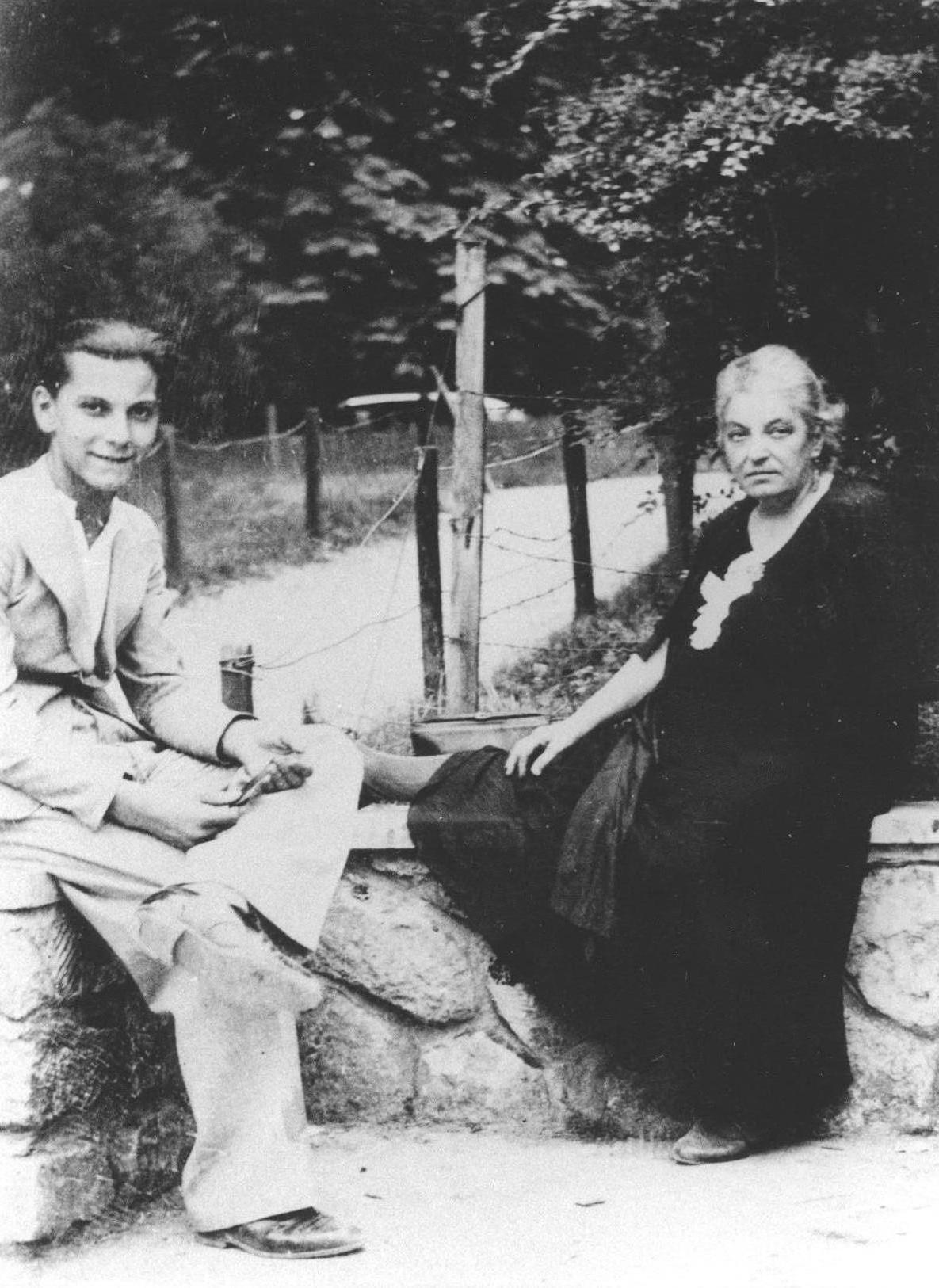 1937- Georges Brassens et sa tante Antoinette Dagrosa