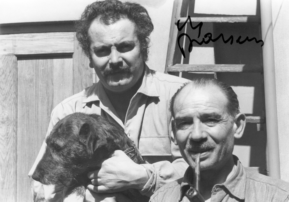 1955 - Georges Brassens tenant chien et Marcel Planche dit "L'Auvergnat" au 7 impasse Florimont (XIVème ).