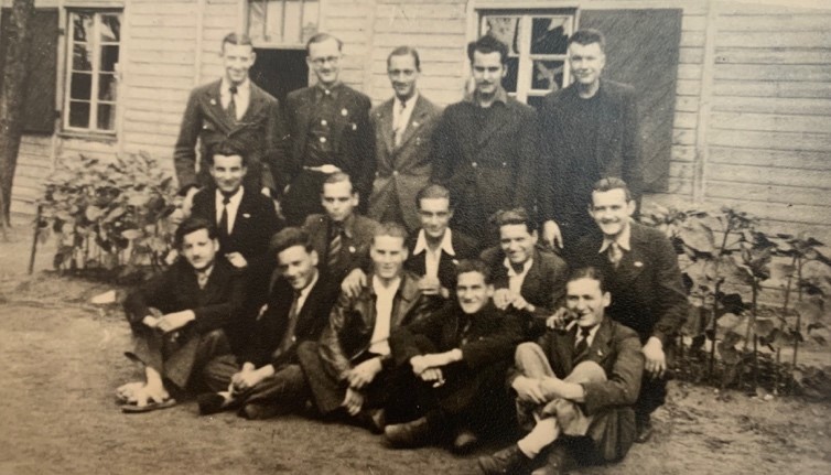 1943 - à  Basdorf au STO (Service du Travail Obligatoire) Georges Brassens et  ses amis surnommé "Les P.A.F.S" (Paix aux Français).