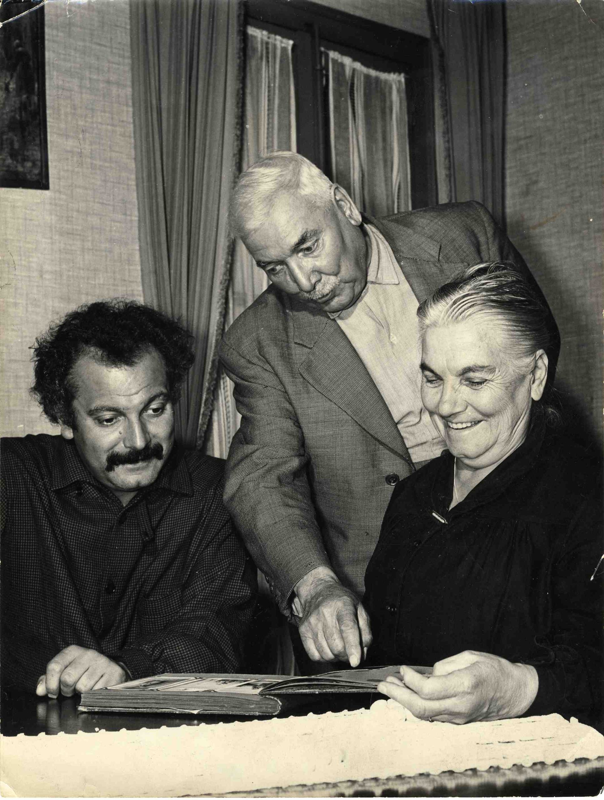 Avec sa mère Elvira Dagrosa et son père Jean-Louis Brassens dans sa maison natale