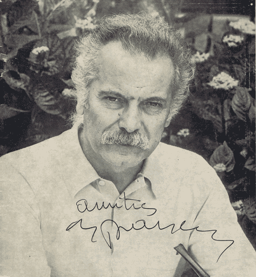 Photo en noir et blanc de Georges Brassens avec en dédicace Amitiés et sa signature